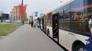 Автобусы подъезжают к остановки