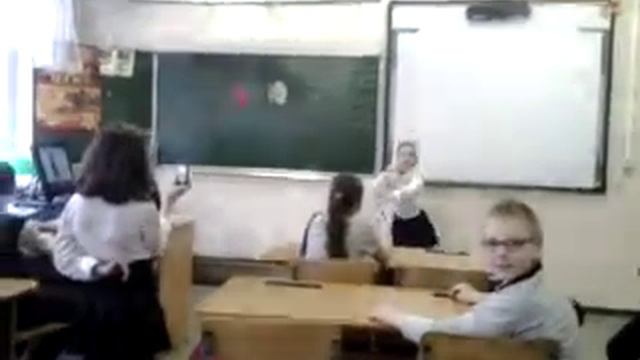 Ржачь!!!Школота танцует!!!
