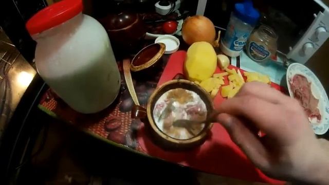 Запечённая в молоке картошка с фаршем в горшочке