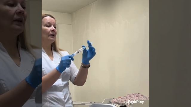набираем лекарственное средство из ампулы и флакона.