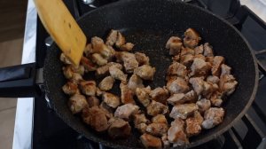 Рецепт из свинины на сковороде с грибами и картофельным пюре. Свинина в домашних условиях!