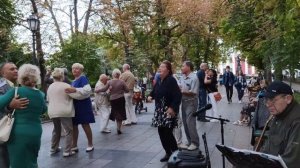 В Одессе на Приморском бульваре традиционная народная дискотека.