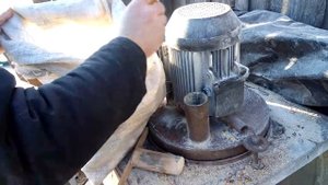 Измельчение початков кукурузы. Зернодробилка.