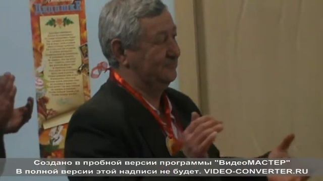 Дочка поздравила дедушку песней на юбилей.