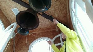 3/4. Звон в три колокола. Das Glockenläuten der orthodoxen Kirche; die Kirchenglocken.