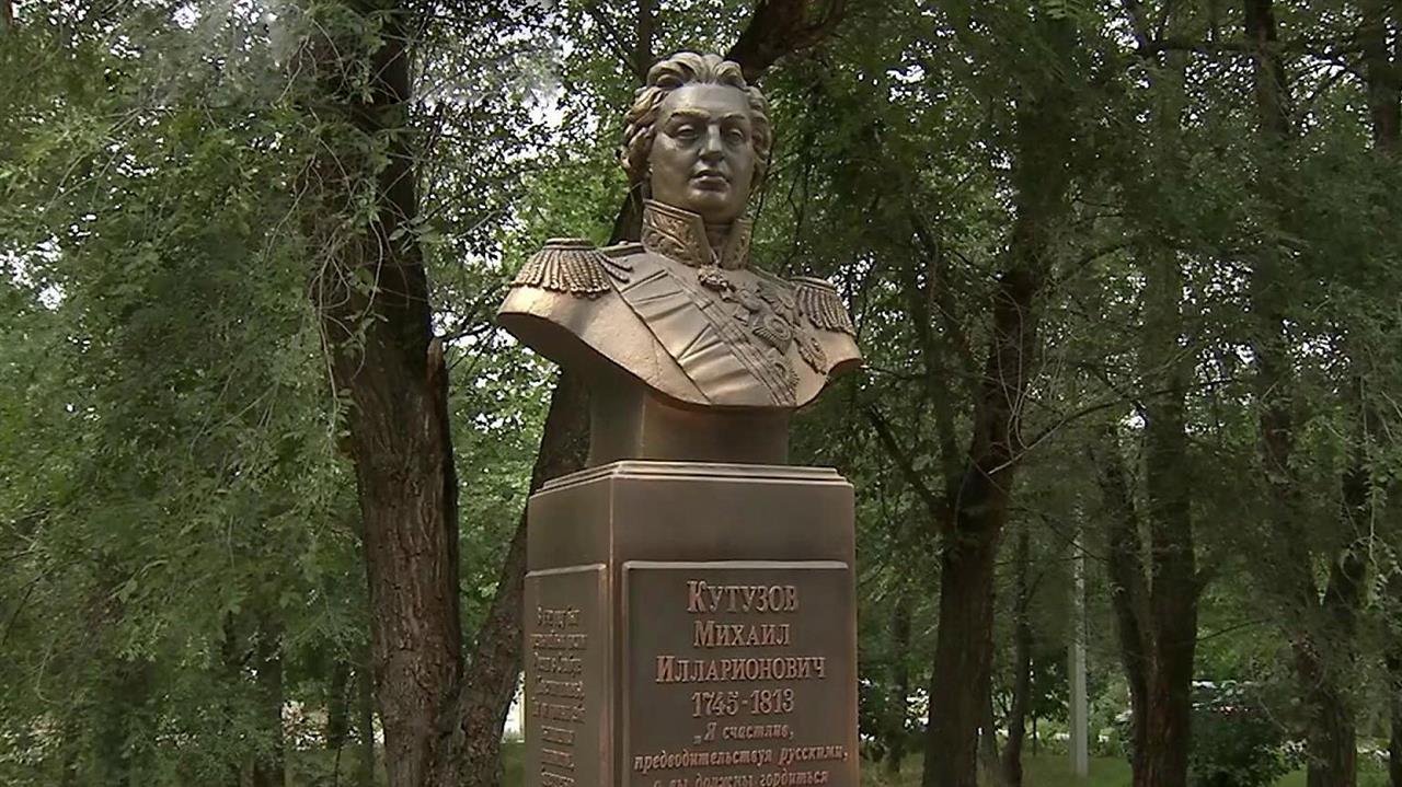 В поселке Приморский Волгоградской области можно и...торию страны, прогуливаясь по уникальному парку