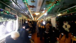 Москва. Праздник пришел в метро. Новогодний поезд Еж со снегирями