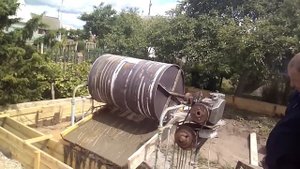 заливка фундамента самодельной бетономишалкой