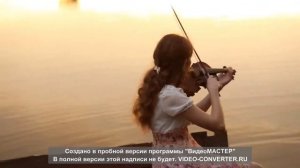 Девочка играет на скрипке.