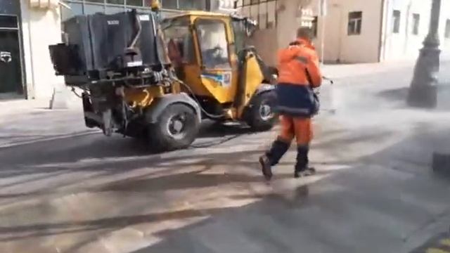 Мойка асфальта на улицах Москвы. Городская уборочная техника.
