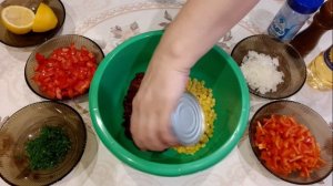 Салат с фасолью и кукурузой.