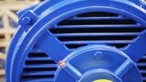 Видеообзор на электродвигатели 5АИН с пониженной степенью защиты IP23