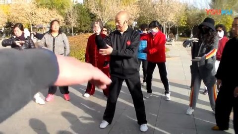 Мастер Чжоу Цзяньго обучает комплексу «Восемь методов и пять шагов тайцзицюань»