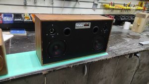 Мощная блютуз колонка на эстрадных динамиках.