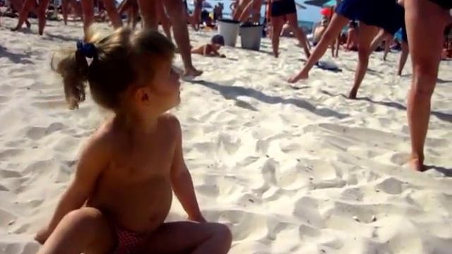 10 Прогулка на море Зарядка на пляже Ловля медуз Купание в море смотреть онлайн