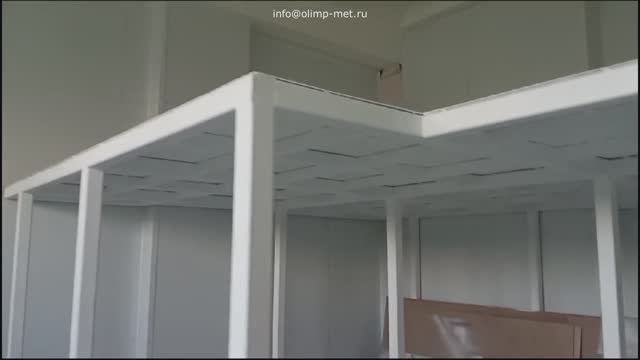 Антресольный этаж с настилом из рифлёного листа.