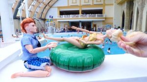 Кукла Барби и Баба Маня в аквапарке! У Барби свело ногу, нужен массаж! Игры в куклы в бассейне