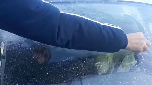 Лайфхак с солью на лобовом стекле при обледенении смотреть онлайн