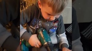 Ребенок сверлит шуруповертом