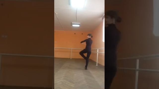 Классический станок для старших на середине: вращение на месте, chaine, tour en dedans.