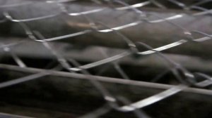 Загибка концов в сетке рабица. Производство сетки рабица.