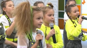 Номер «Маму огорчать не надо» от группы «Селфи» музыкального центра «Волшебный микрофон»