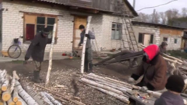 Нужно ошкурить столбушки на сваи – тут одному не спровориться. 28. 09. 2017 смотреть онлайн