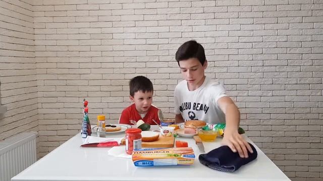 Устроили с братом Бургер Челлендж. 3 раунда. Кто приготовил самый вкусный бургер? смотреть онлайн