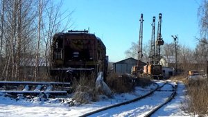 Полузаброшенные железнодорожные пути и  железнодорожная техника на окраине города Гороховец