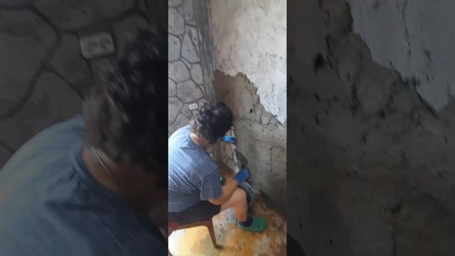 Как мы штукатурим стены под природный камень #артбетон смотреть онлайн