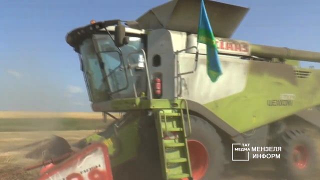 Мензелинские десантники свой праздник встречают на уборке урожая смотреть онлайн