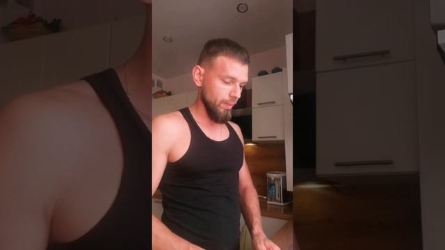 полезный и банальный завтрак спортсмена ?Ошалеть.. но овсянку можно приготовить за 2 минуты ✨