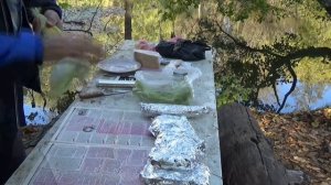 Окорочка и кукуруза в фольге на углях в лесу.