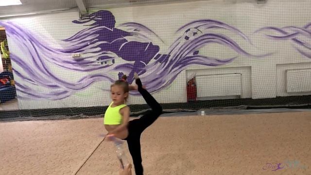 ПРО Гимнастика. #BOTTLECAPCHALLENGE Бутылка Воды Челлендж смотреть онлайн