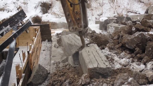 Демонтаж Фундамента. Экскаватор Hyundai 200