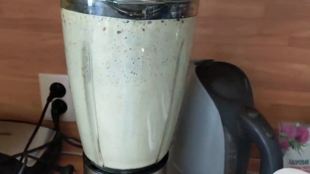Смузи из кунжута, льна, зеленой гречки, проросток пшеницы, меда на основе чистой воды