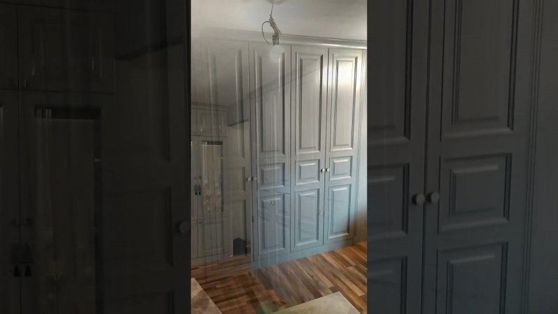 Серый шкаф в классическом стиле