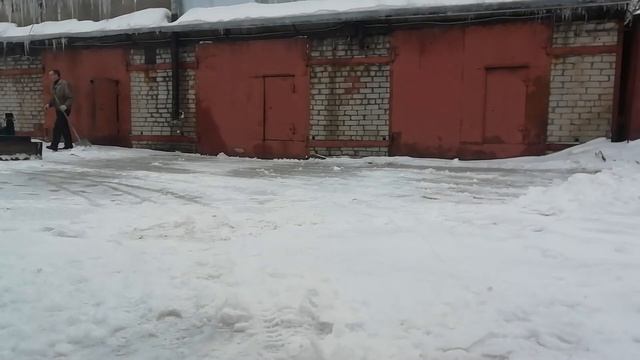 Снегоуборщик и мокрый снег с коркой после ледяного дождя. смотреть онлайн