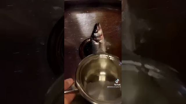 Как почистить рыбу аккуратно и быстро