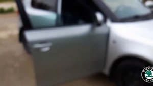 Заклинил стеклоподъемник (глючит) / снять обшивку двери Skoda Fabia 2 2010 г / заменить кнопку...