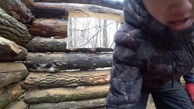 ПОСТАВИЛ ОКНО В ИЗБУ | ЧИЩУ БРЕВНА ОТ КОРЫ смотреть онлайн