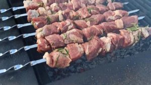 Рецепт вкуснейшего шашлыка из свиной шеи. Соль, розмарин, масло и перец. #шашлычок #шашлыкизсвинины