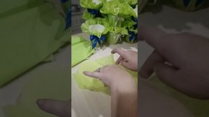 Упаковываю стаканы для букетов в тишью