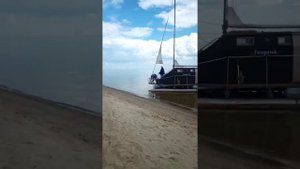 Самодельный парусный тримаран с добротной каютой