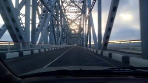 Мост через реку Амур перед въездом в Комсомольск на Амуре