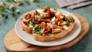 Брускетта с лисичками