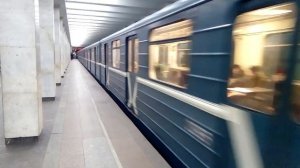 Метропоезд серии 81-717 /714.5 "Номерной" отправляется со станции метро Юго- Западная