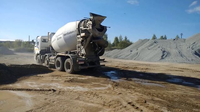 Как происходит погрузка миксера на бетонном завода - ТД Пермский бетон. смотреть онлайн