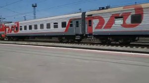 Электровоз ЭП2К с поездом № 148/147 отправляется со станции