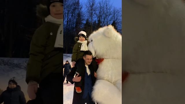 с днем рождения ?? от белого медведя Москва #медвежонок #танцевать #праздник смотреть онлайн